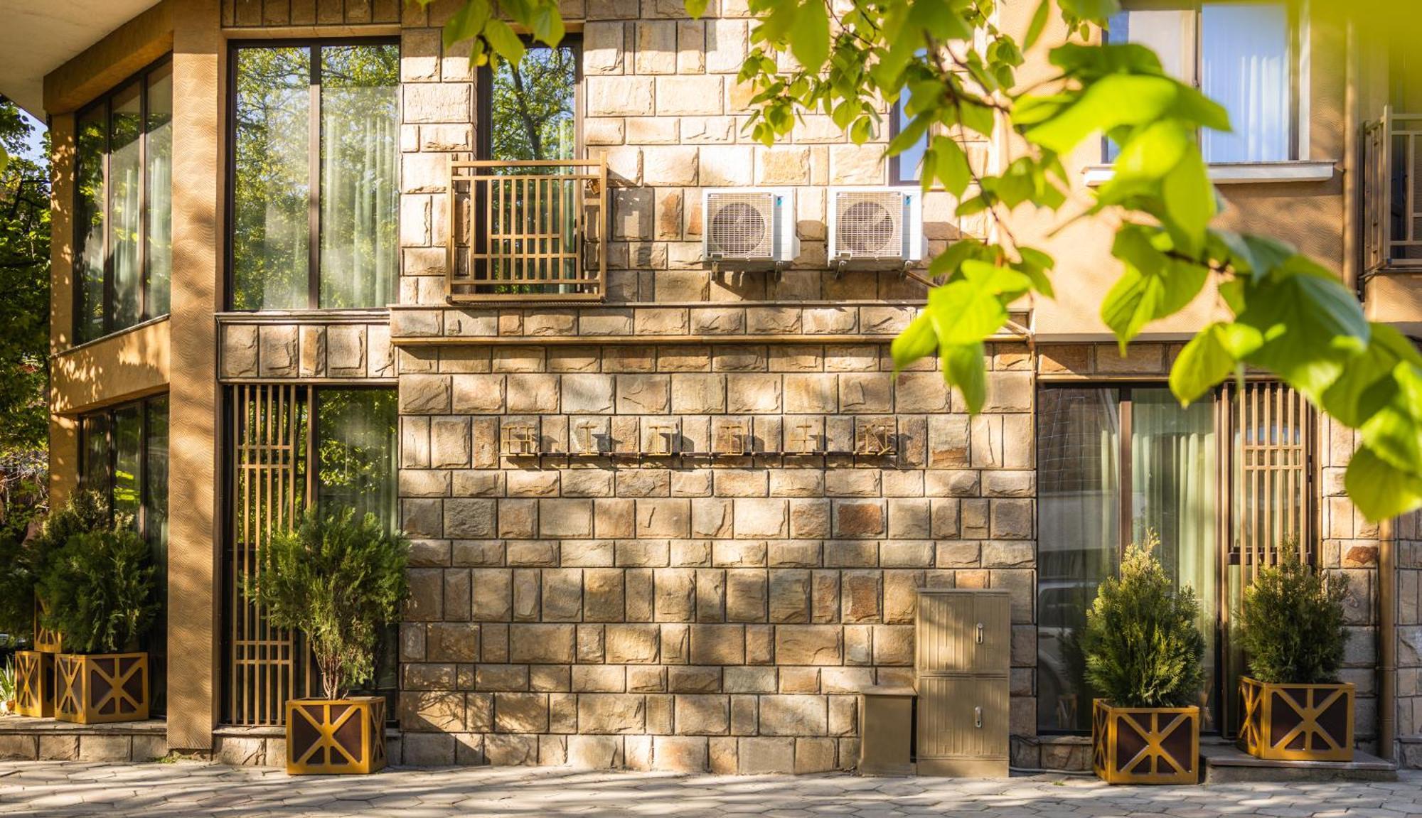 The Hidden Bank: Silver Bullet Plovdiv Eksteriør billede
